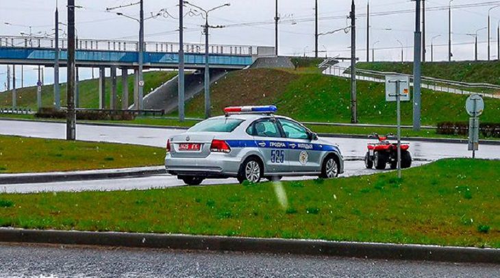 В Гродно пьяный парень ехал на квадроцикле. Пока не перевернулся В Гродно пьяный парень ехал на квадроцикле. Пока не перевернулся