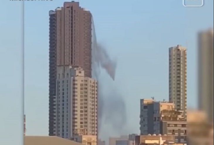 Тонны воды обрушились на людей из бассейна на небоскребе 