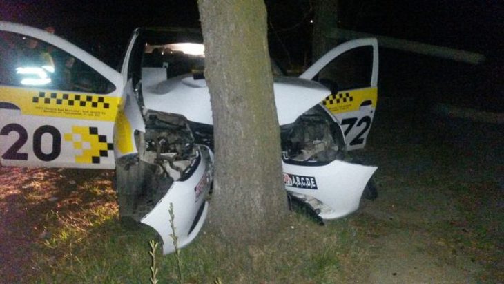 В Могилеве водитель такси влетел в дерево