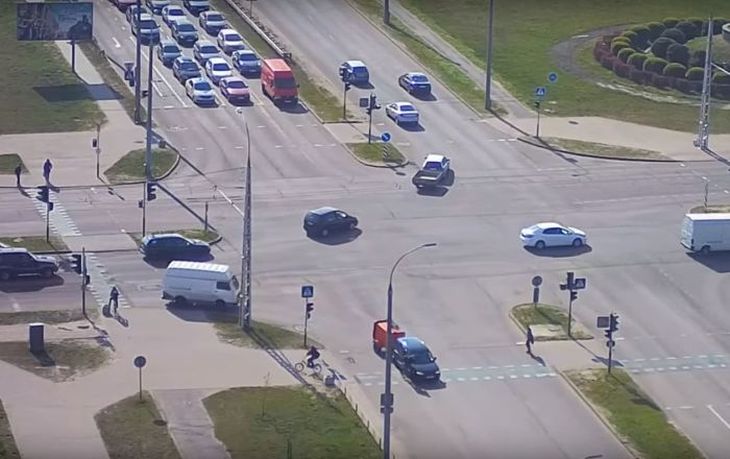 Велосипедист в Бресте врезался в легковушку прямо на глазах ГАИ