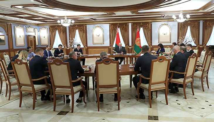 Лукашенко вручил госнаграды спортсменам и рассказал, как занимался тяжелой атлетикой, но бросил Лукашенко вручил награды спортсменам и рассказал, как занимался тяжелой атлетикой, но бросил