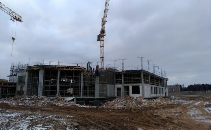 В Островце двое рабочих упали с высоты на стройках