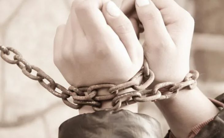 Ослеп без еды и впал в кому: родители-сектанты заморили голодом малыша