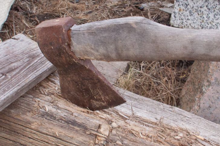 Мужчину разбудили топором: рубили спящего  