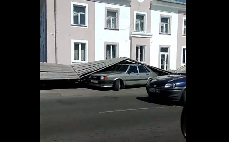 Песчаная буря в Березе повалила забор на припаркованные машины, повреждены минимум два авто