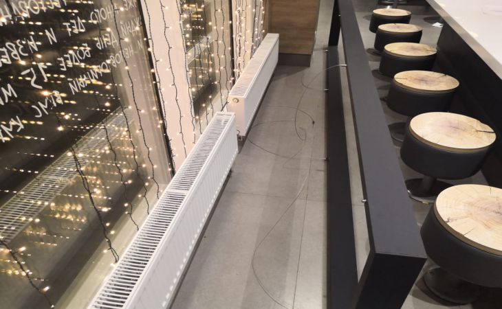 В торговом центре рекламный щит в KFC придавил 8 человек