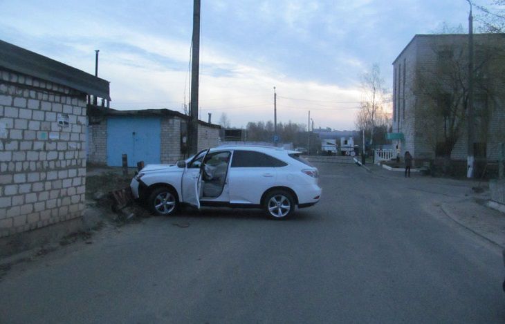 Пьяные автомойщики в Осиповичах угнали и разбили Lexus клиента