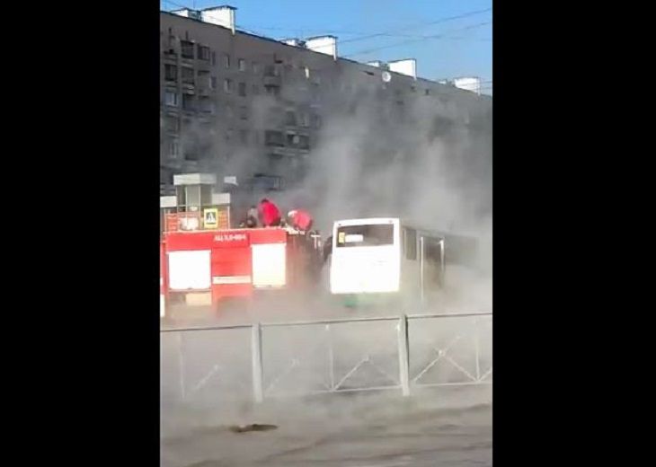 Автобус с пассажирами ушел под землю, а там – кипяток Автобус с пассажирами ушел под землю, а там – кипяток