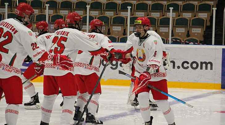 Белорусы сыграют с Россией в четвертьфинале юношеского ЧМ по хоккею