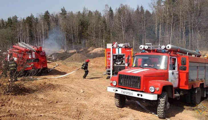 Теперь под Минском. Спасатели боролись с лесным пожаром 