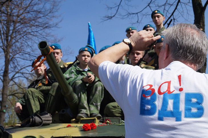 Курсанты ВДВ взбунтовались: новые погоны не понравились Курсанты ВДВ взбунтовались: новые погоны не понравились