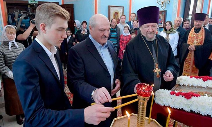 Лукашенко в праздник Пасхи зажег свечу в храме Рождества Христова в Логойском районе