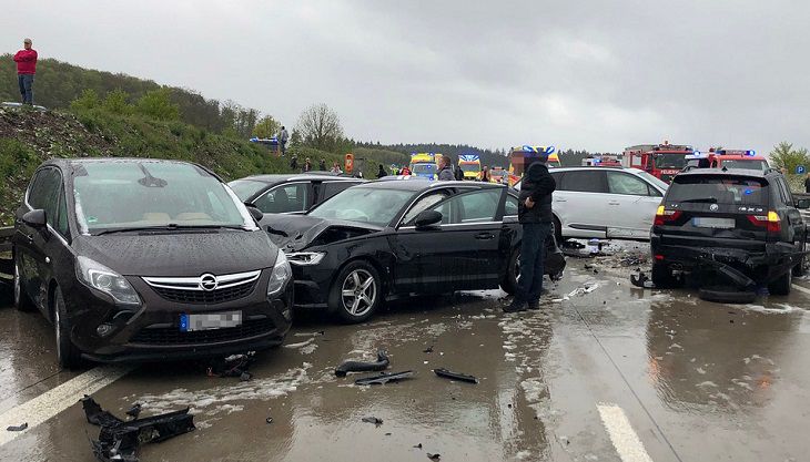 В Германии столкнулись 50 машин, 25 человек пострадали