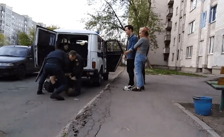 В Гомеле пьяная компания напала на сотрудников милиции, опубликовано видео задержания