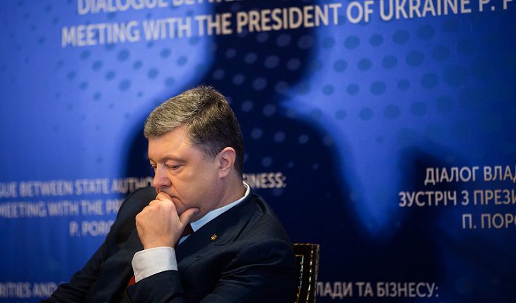 Штаб Зеленского поддержал иск о запрете выезда Порошенко за границу