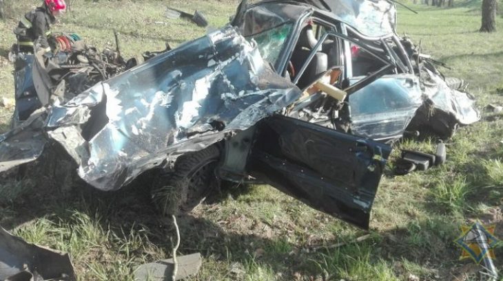 Под Солигорском джип Volvo разбился о дерево и превратился в груду металла 