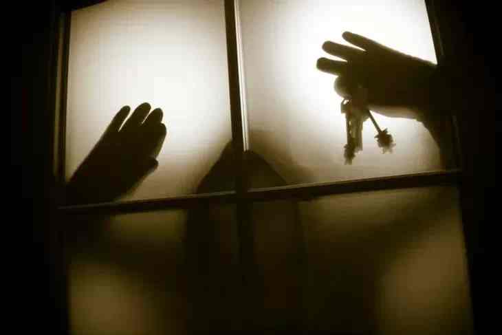 30-летний мужчина через форточку залез в квартиру женщины-инвалида и изнасиловал её