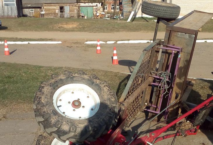 В Витебском районе 17-летний парень перевернулся на мотоблоке и погиб