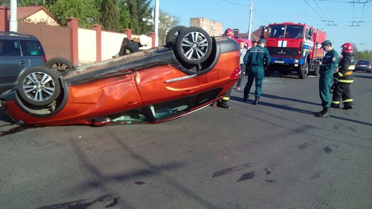 В Минске Hyundai протаранил и опрокинул на крышу Lada Vesta