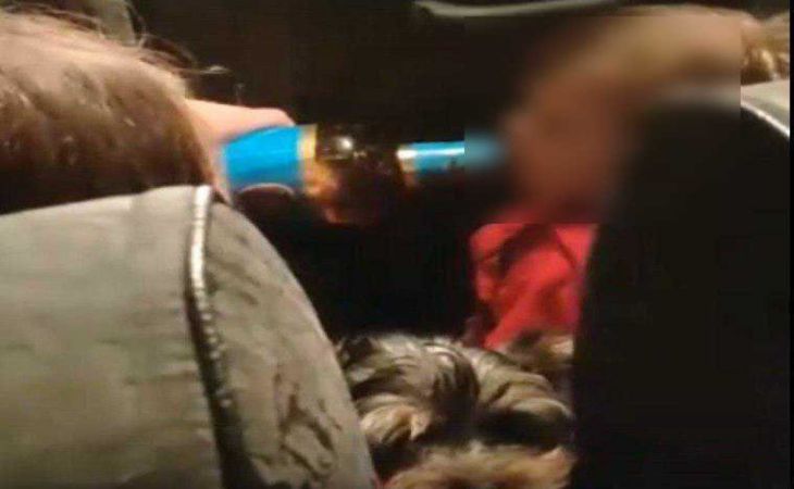 Родители напоили малолетних детей пивом в автобусе