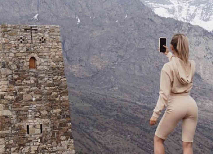 Фотография туристки на фоне достопримечательности вызвала шквал критики в Сети