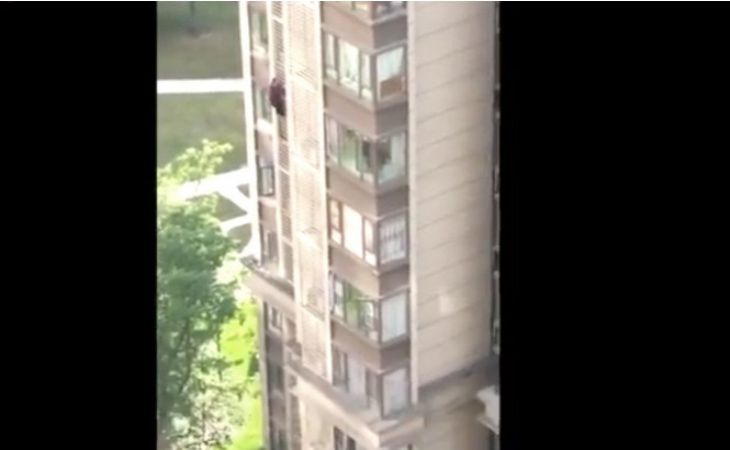 84-летняя старушка убежала из дома через окно квартиры на 14-м этаже