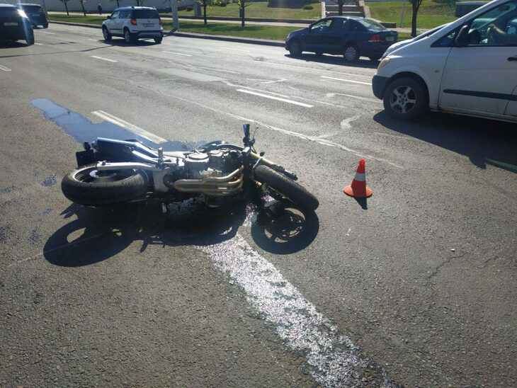 В Минске мотоциклист сбил девушку на переходе