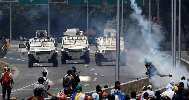 В Венесуэле военный автомобиль въехал в толпу протестующих В Венесуэле военный автомобиль въехал в толпу протестующих