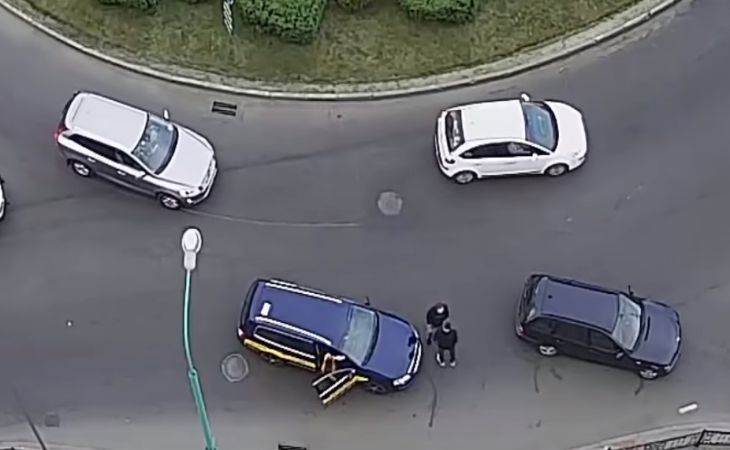 Кто кому должен уступить? В Бресте водители подрались на Бульварном кольце Кто кому должен уступить? В Бресте водители подрались на Бульварном кольце