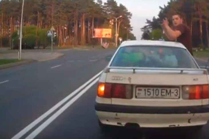 В Светлогорске пассажир легковушки на ходу вылез по пояс из салона автомобиля