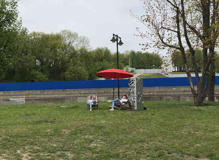 В Минске пара принесла на Зыбицкую лежаки, холодильник в цепях и пляжный зонт