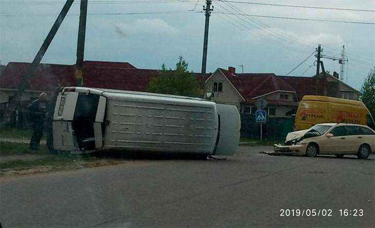 В Речице два Мерседеса не поделили дорогу, один из них перевернулся В Речице два Мерседеса не поделили дорогу, один из них перевернулся