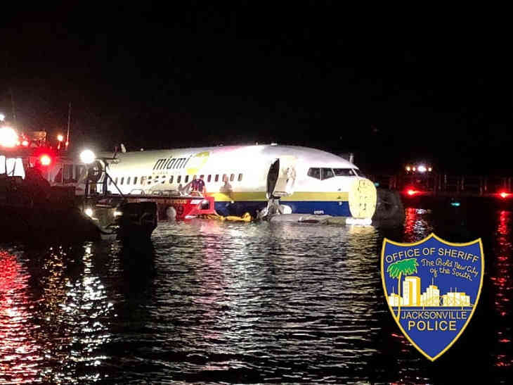 В США Boeing 737 с пассажирами упал в реку