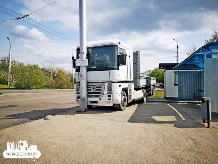 В Гродно грузовик выкатился на остановку: двое пострадавших В Гродно грузовик выкатился на остановку: двое пострадавших