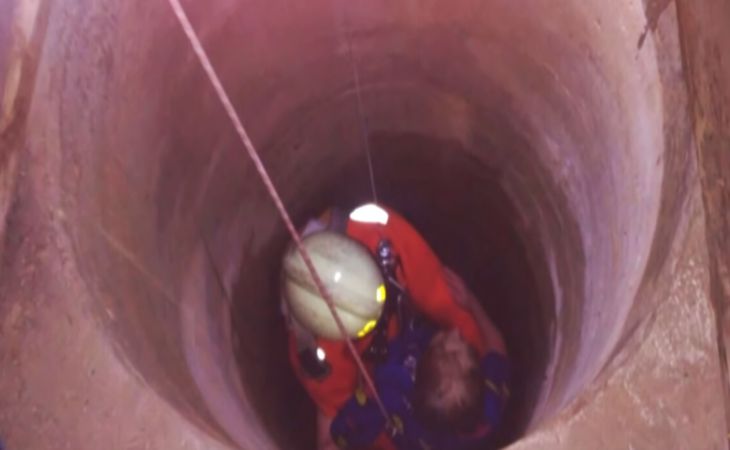 Глубокая ловушка. В Лиде спасателям пришлось доставать из колодца 58-летнюю женщину Глубокая ловушка. В Лиде спасателям пришлось доставать из колодца 58-летнюю женщину