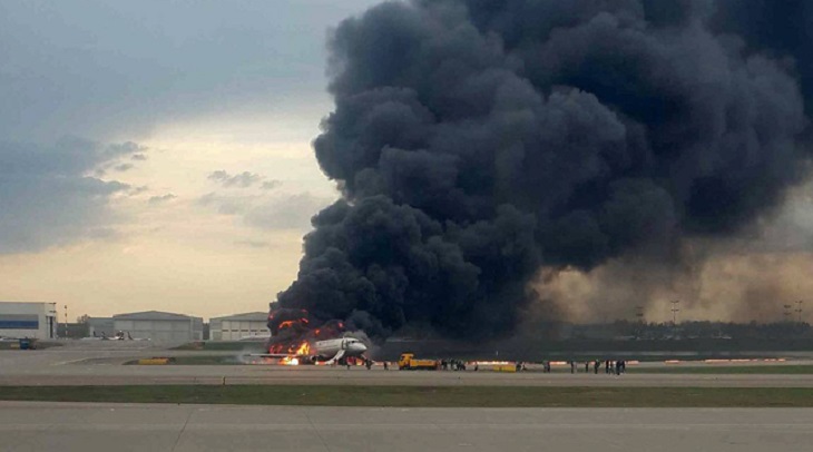 Звонили родным и кричали: стюардесса рассказала о спасении пассажиров из сгоревшего самолета