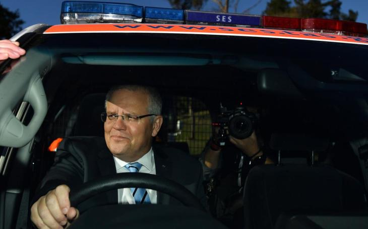 Женщина бросила яйцо в голову премьер-министра Женщина бросила яйцо в голову премьер-министра