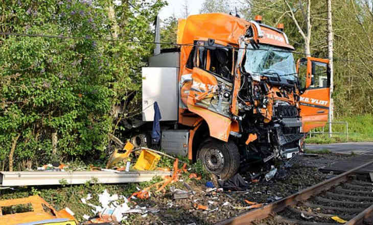 В Германии поезд столкнулся с грузовиком: пострадали 25 человек