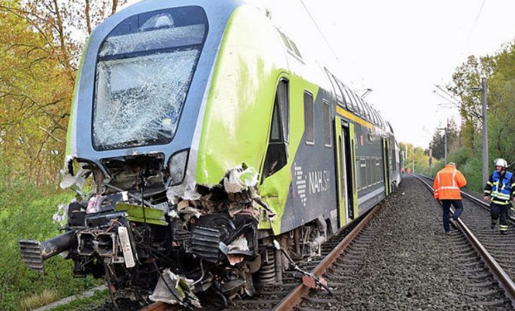 В Германии поезд столкнулся с грузовиком: пострадали 25 человек
