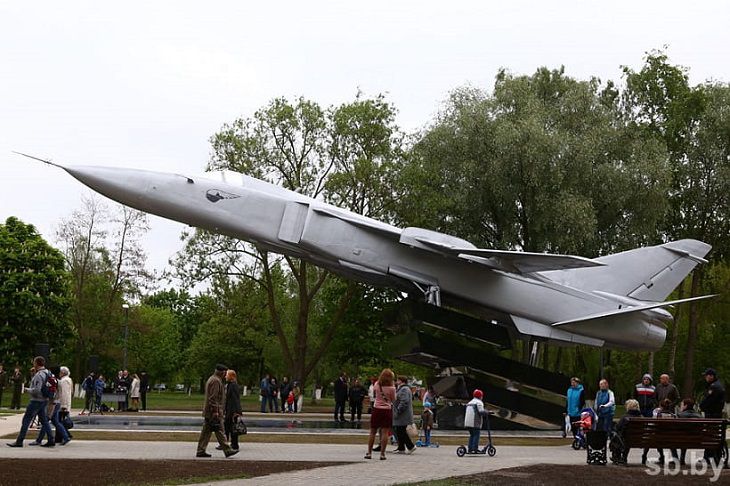 В Гомеле установили памятный знак с бомбардировщиком Су-24