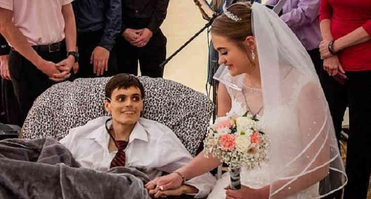 20-летний парень женился на своей возлюбленной за несколько часов до смерти от рака печени