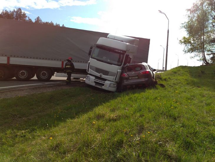 Крупное ДТП под Минском: фура столкнула легковушку на обочину