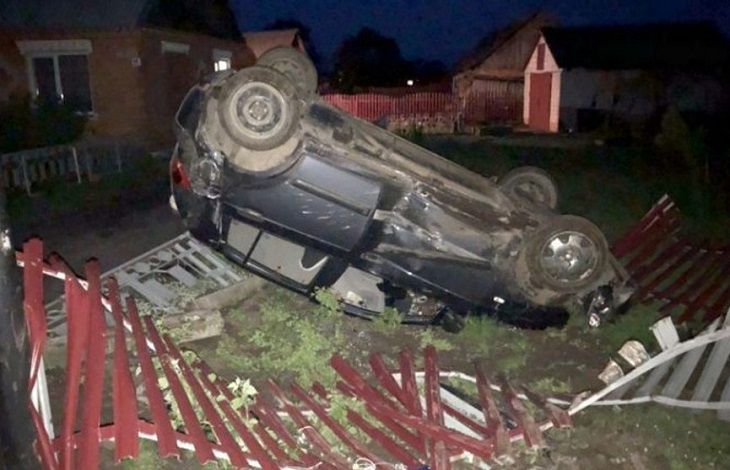 Автоледи из России под Столином снесла забор и перевернулась