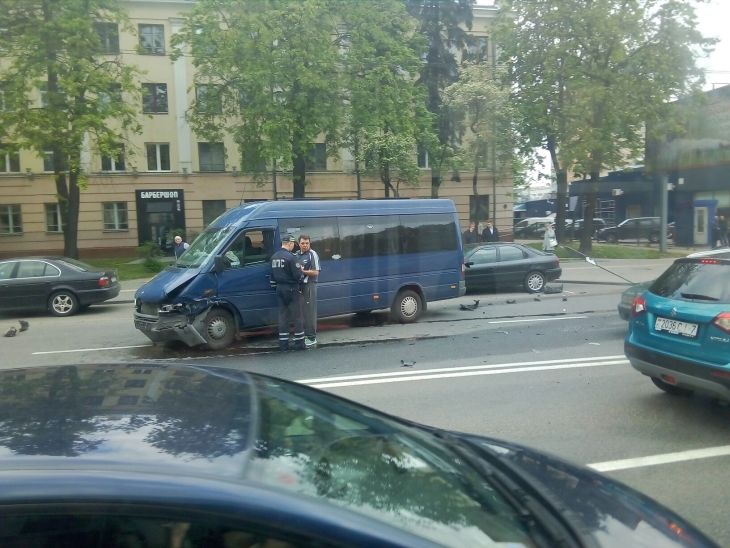 Авария с маршруткой на улице Свердлова в Минске: движение затруднено