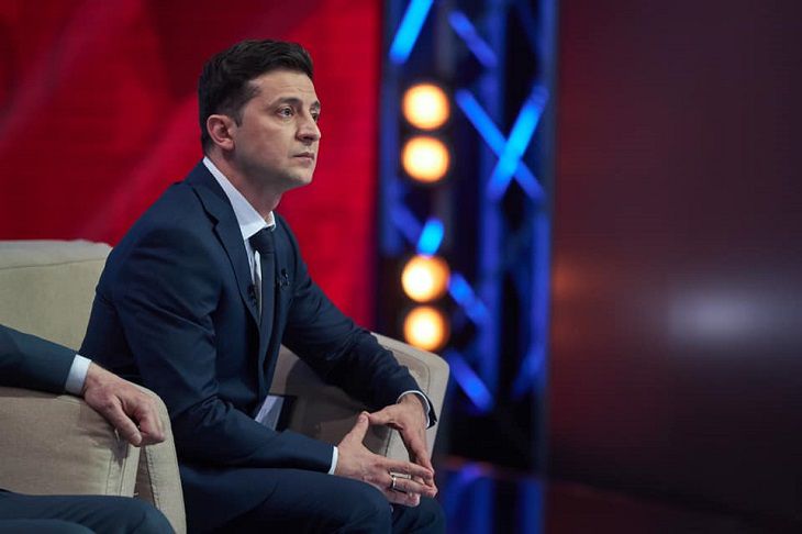 «Гнилое воскресенье»: инаугурацию Зеленского требуют перенести 