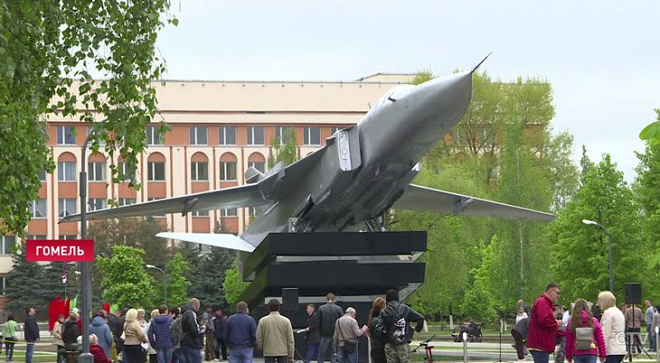 Памятный знак с бомбардировщиком Су-24 открыли в Гомеле
