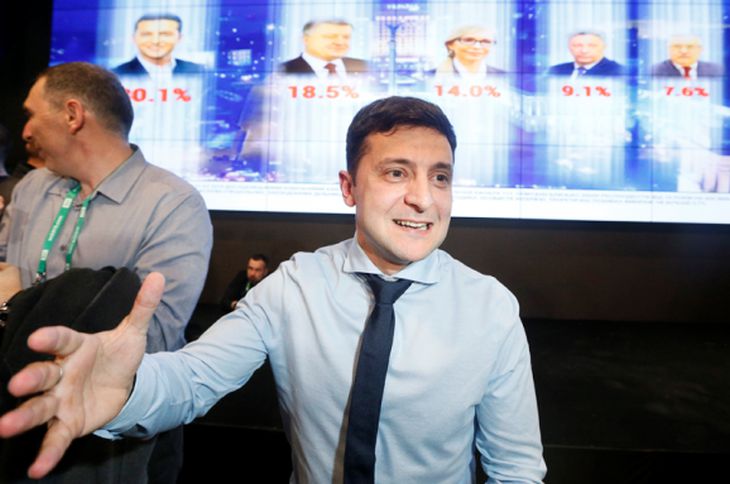 Зеленский потребовал провести инаугурацию 19 мая Зеленский потребовал провести инаугурацию 19 мая