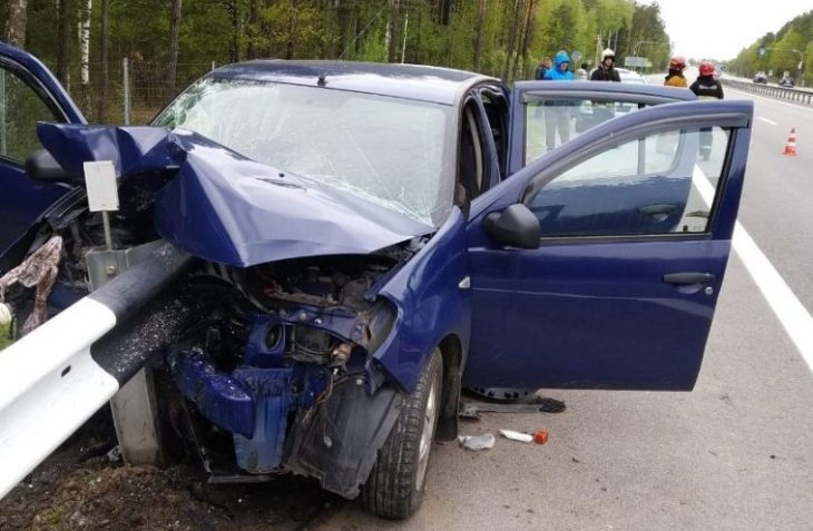 На трассе Минск — Гомель легковушка влетела в отбойник, погибла невестка водителя