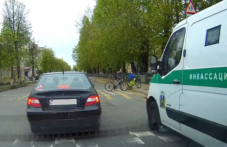 В Витебске машина инкассации едва не сбила детей на пешеходном переходе