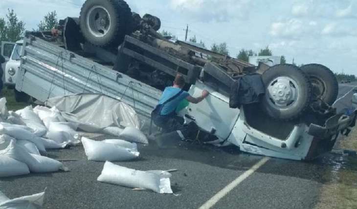 В Дрогичинском районе грузовик потерял колесо и перевернулся В Дрогичинском районе грузовик потерял колесо и перевернулся